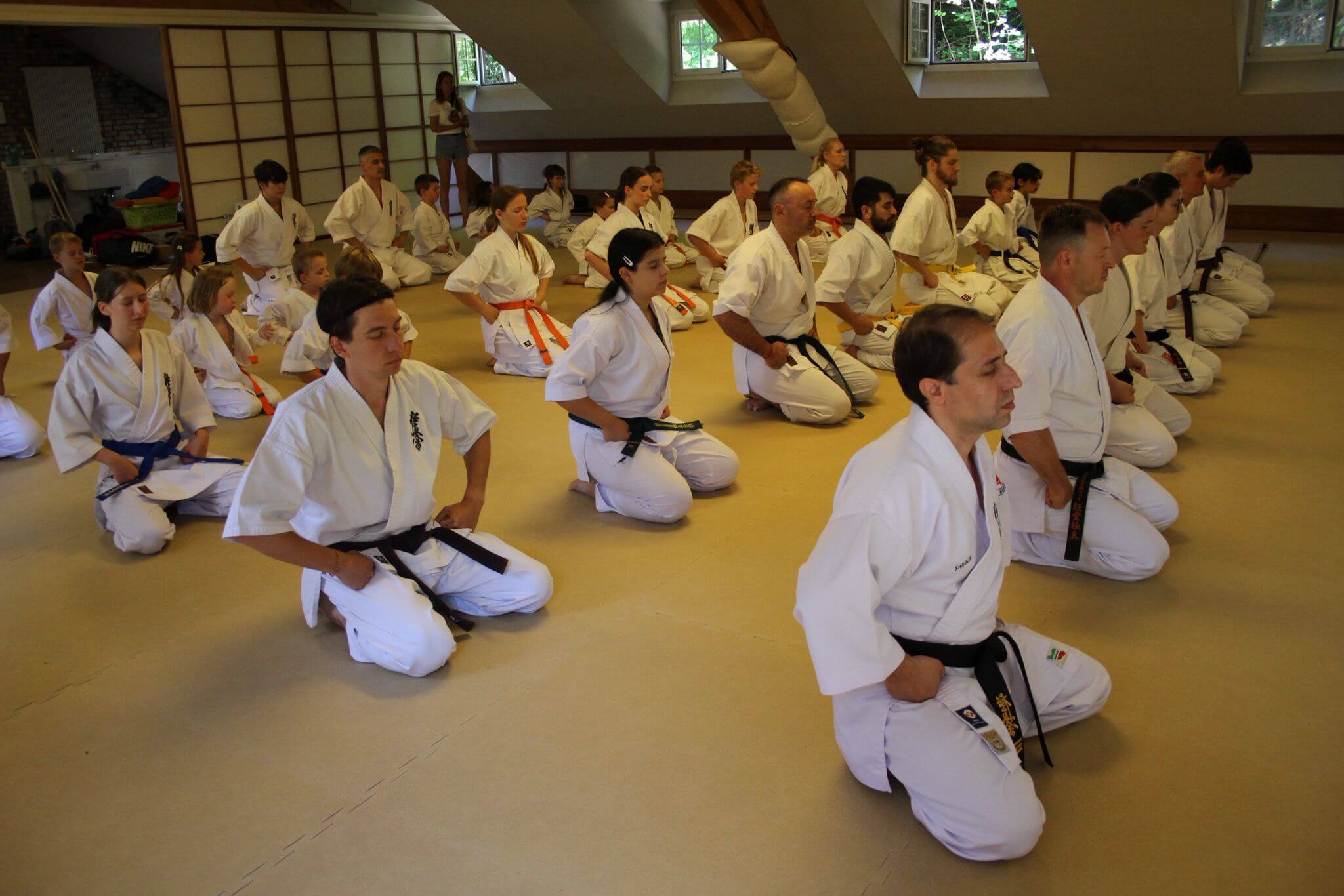 Kinder und Jugendliche beim Kyokushin Karate Training in Bern